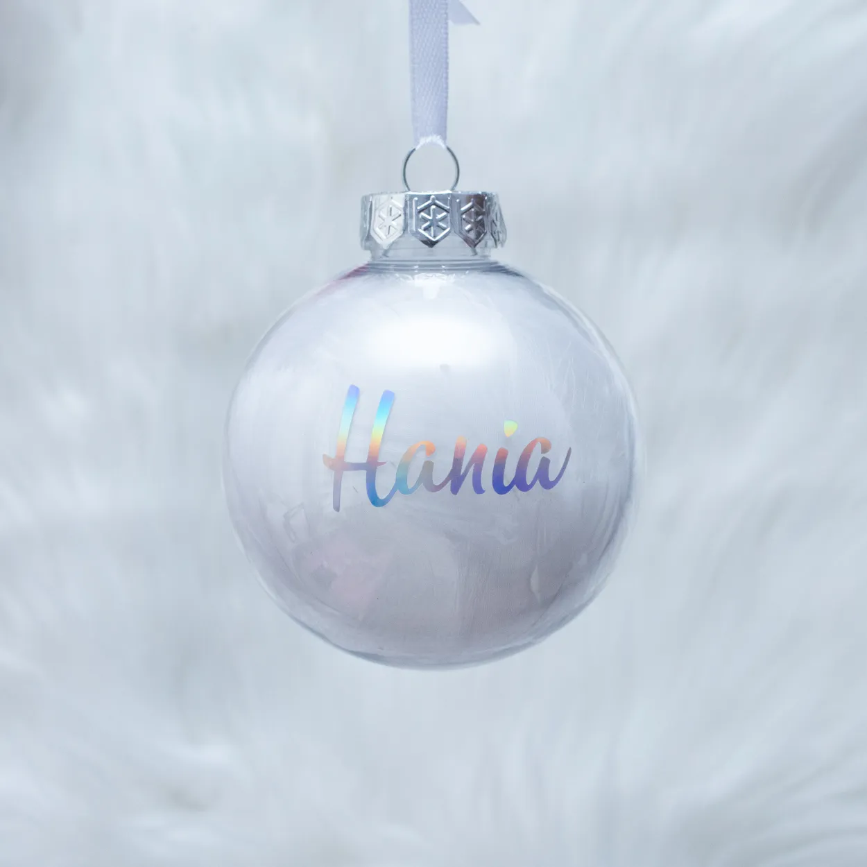 Personalizowa bombka białe piórka + napis holograficzny